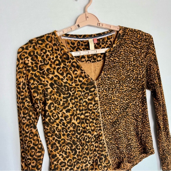 Pilcro Thermal Top Sz S Leopard Print Raw Seam Pullover LS Split Neck EUC - Picture 8 of 11